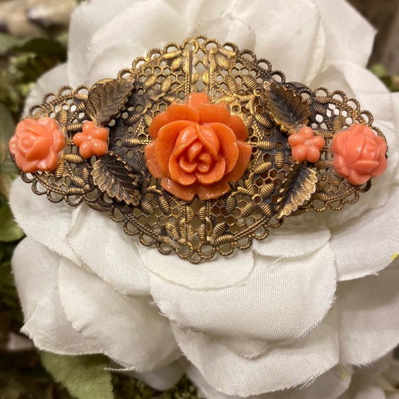 Jewelry - Vintage brooch w/gold filagree back/attached orange carved lucite flowers 2 3/4”